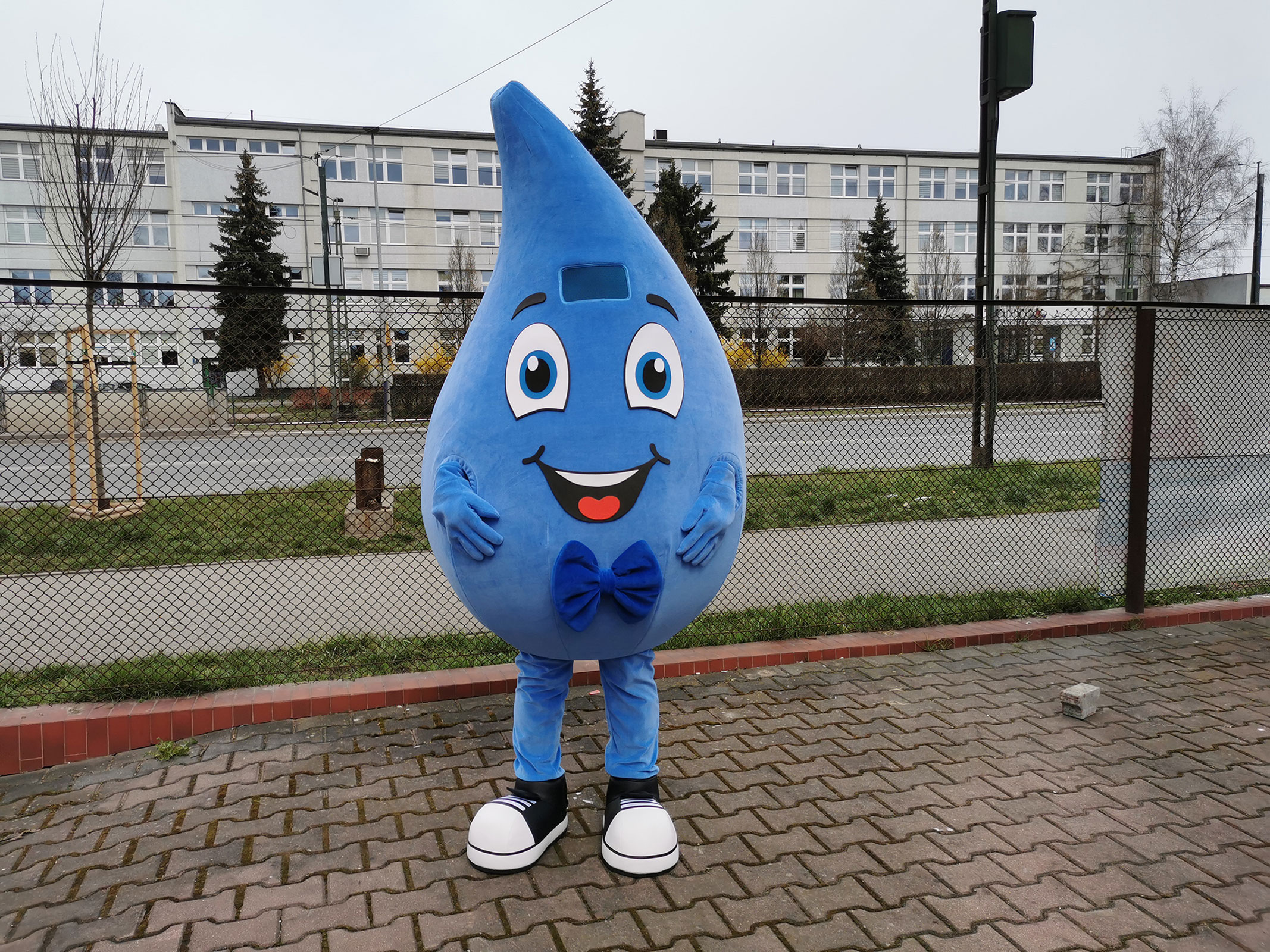 Strój reklamowy kropla wody pozujący do fotografii w okolicy siedziby firmy Elabika
